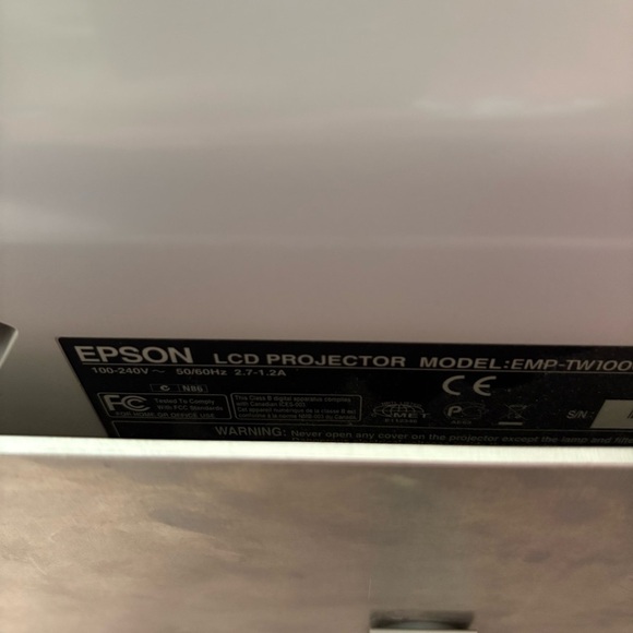 EPSON EMP-TW100 Projector HDMI PowerLite Cinema W/ Chord Electronic Movie - Picture 9 of 9